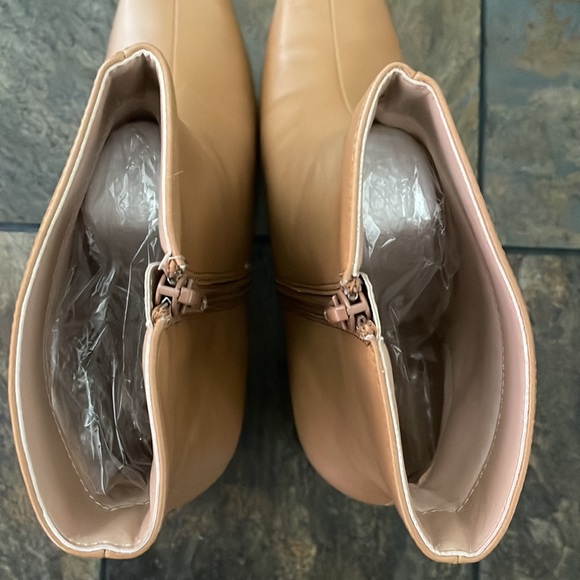 Journee Collection Haylinn Tan Zip up bootie- Tru Comfort Foam Insole- size 8.5 - Picture 9 of 13